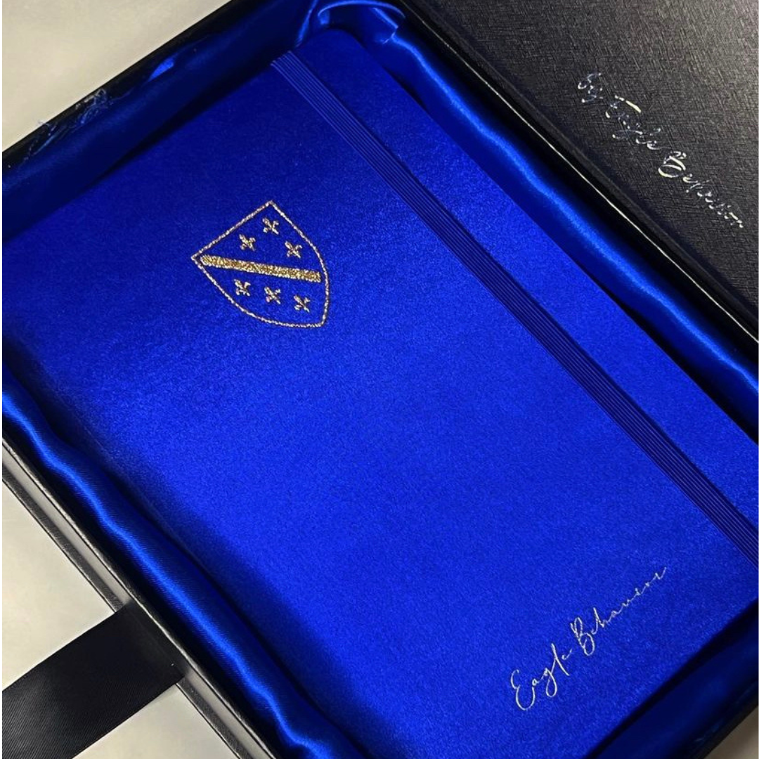 Carnet de luxe “Hava” – Satin Bleu Royal & Fleurs de Lys Dorées | Élégance Slavo-Balkanique