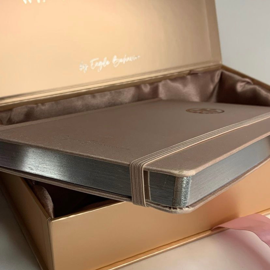 Carnet de luxe “Amina” – Satin Rose Gold & Emblème Ichkérien | Grâce Silencieuse & Pouvoir Intérieur