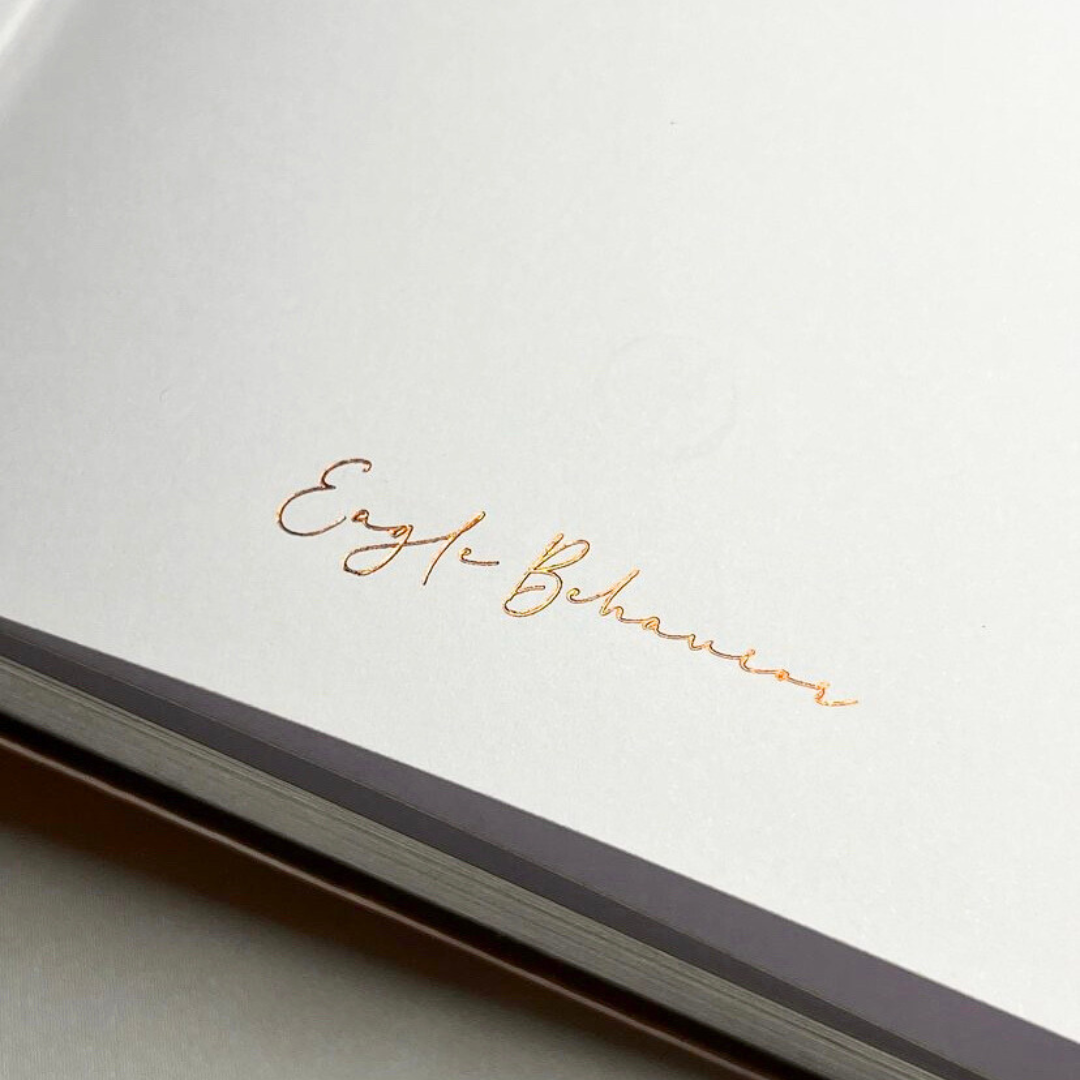 Carnet de luxe “Amina” – Satin Rose Gold & Emblème Ichkérien | Grâce Silencieuse & Pouvoir Intérieur