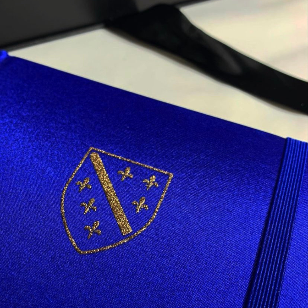 Carnet de luxe “Hava” – Satin Bleu Royal & Fleurs de Lys Dorées | Élégance Slavo-Balkanique