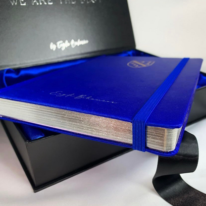 Carnet de luxe “Hava” – Satin Bleu Royal & Fleurs de Lys Dorées | Élégance Slavo-Balkanique