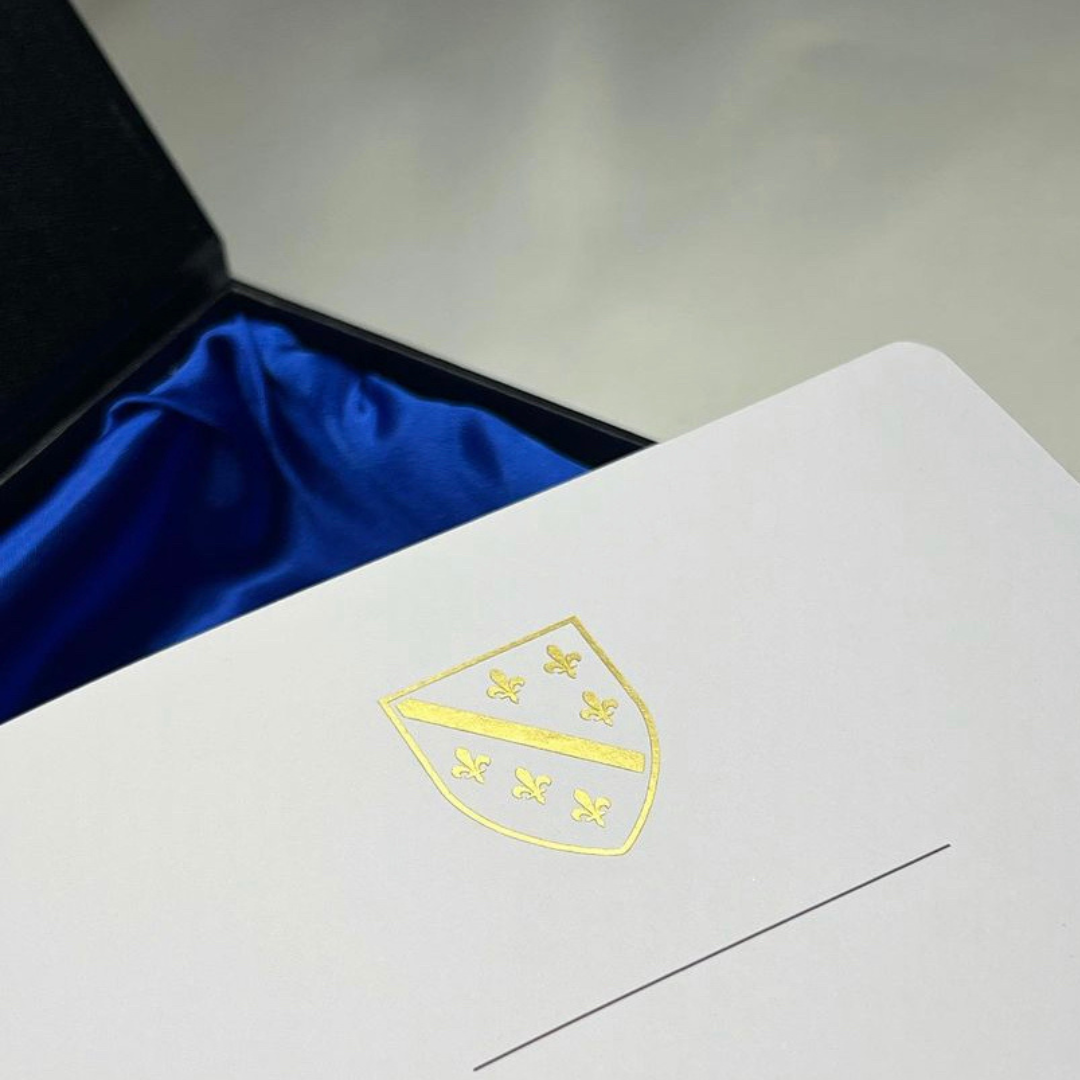 Carnet de luxe “Hava” – Satin Bleu Royal & Fleurs de Lys Dorées | Élégance Slavo-Balkanique