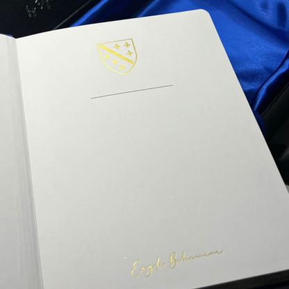 Carnet de luxe “Hava” – Satin Bleu Royal & Fleurs de Lys Dorées | Élégance Slavo-Balkanique