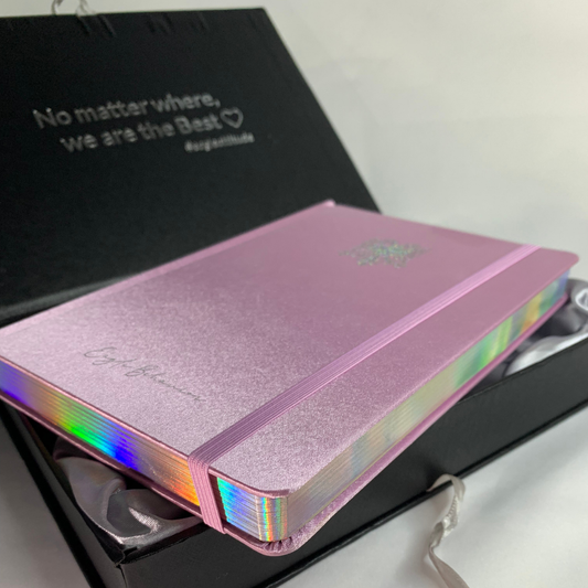 Carnet de luxe “Illyria” – Satin Violet Impérial & Aigle Pailleté Argenté | Héritage Royal Féminin