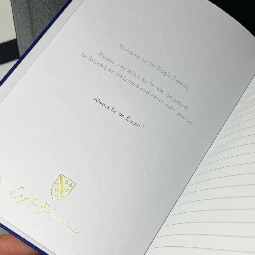 Carnet de luxe “Hava” – Satin Bleu Royal & Fleurs de Lys Dorées | Élégance Slavo-Balkanique