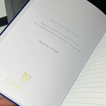 Carnet de luxe “Hava” – Satin Bleu Royal & Fleurs de Lys Dorées | Élégance Slavo-Balkanique