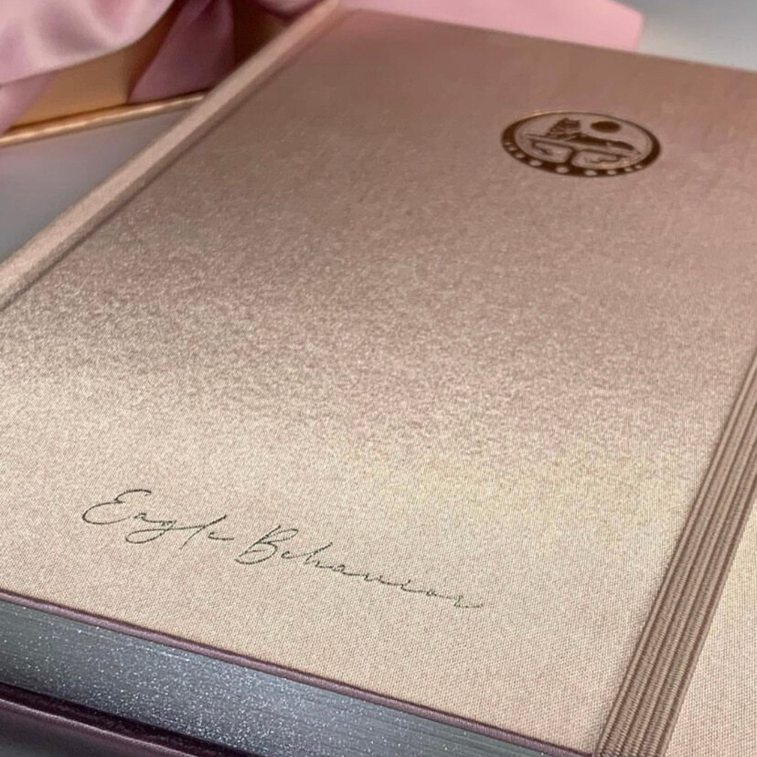 Carnet de luxe “Amina” – Satin Rose Gold & Emblème Ichkérien | Grâce Silencieuse & Pouvoir Intérieur