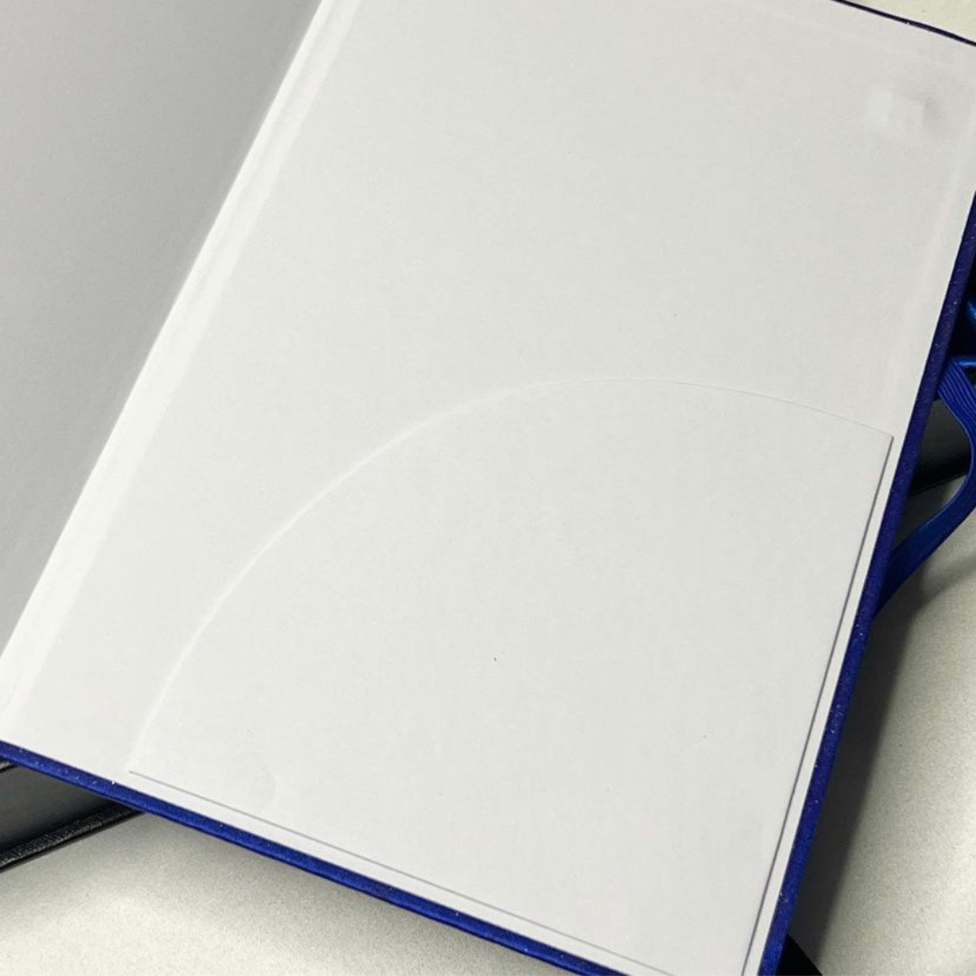 Carnet de luxe “Hava” – Satin Bleu Royal & Fleurs de Lys Dorées | Élégance Slavo-Balkanique