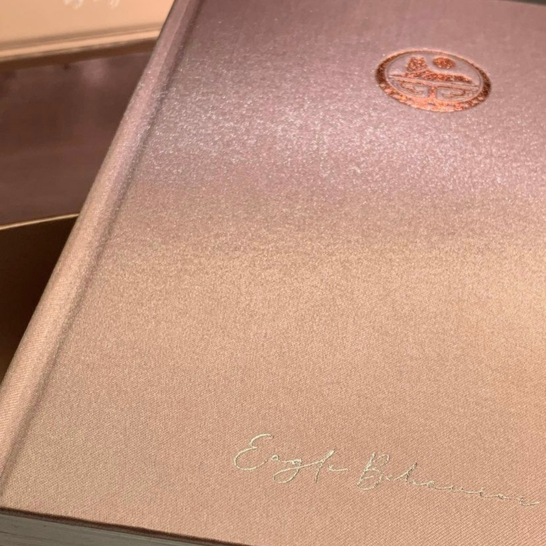 Carnet de luxe “Amina” – Satin Rose Gold & Emblème Ichkérien | Grâce Silencieuse & Pouvoir Intérieur