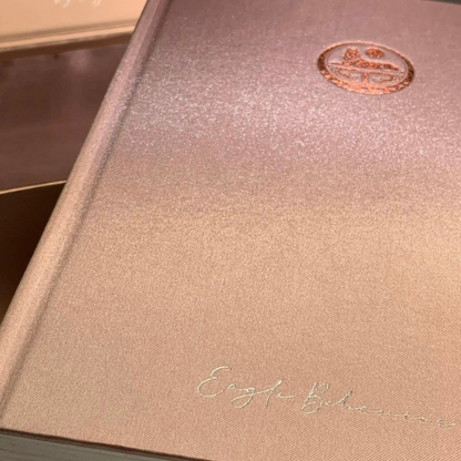 Carnet de luxe “Amina” – Satin Rose Gold & Emblème Ichkérien | Grâce Silencieuse & Pouvoir Intérieur
