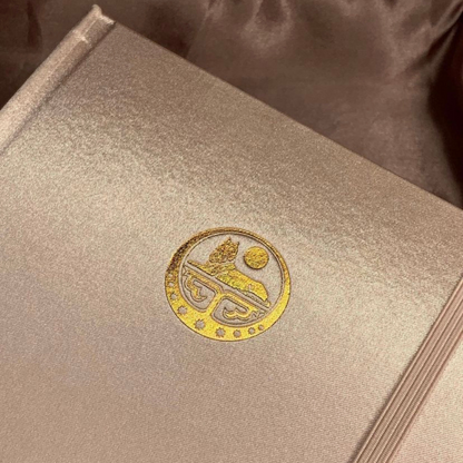 Carnet de luxe “Amina” – Satin Rose Gold & Emblème Ichkérien | Grâce Silencieuse & Pouvoir Intérieur