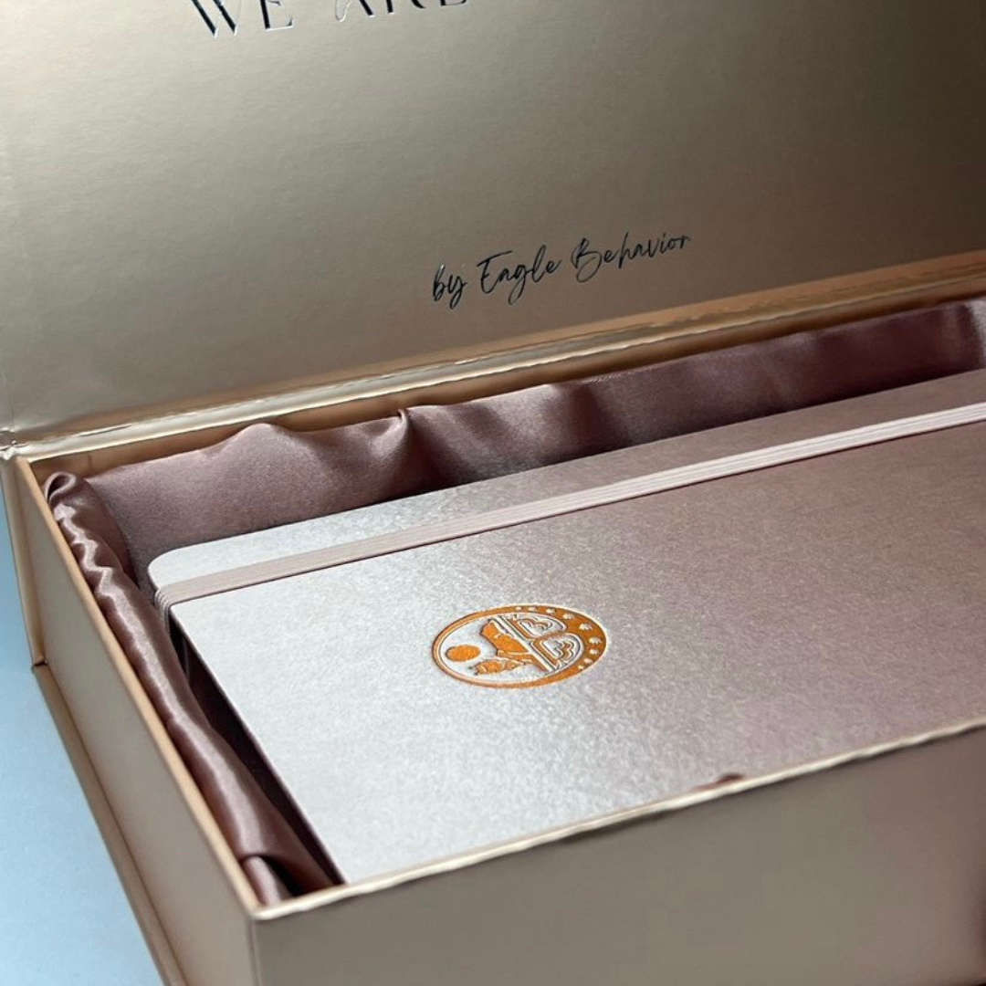 Carnet de luxe “Amina” – Satin Rose Gold & Emblème Ichkérien | Grâce Silencieuse & Pouvoir Intérieur