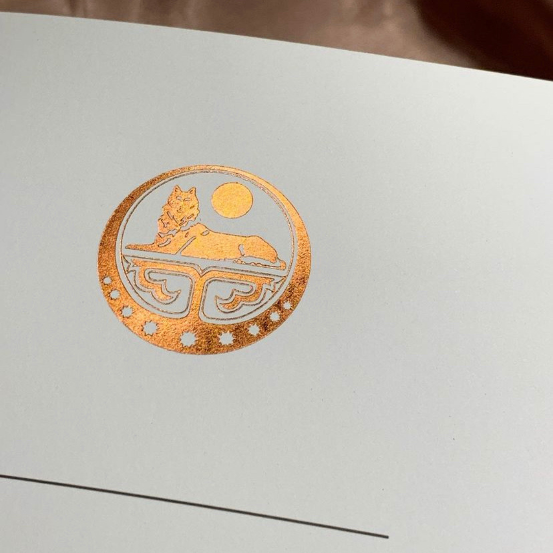 Carnet de luxe “Amina” – Satin Rose Gold & Emblème Ichkérien | Grâce Silencieuse & Pouvoir Intérieur