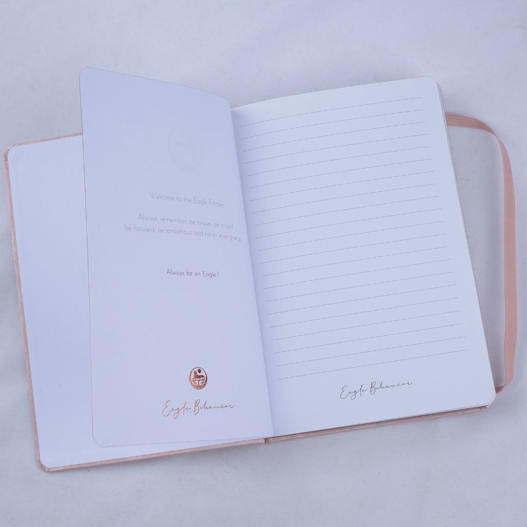 Carnet de luxe “Amina” – Satin Rose Gold & Emblème Ichkérien | Grâce Silencieuse & Pouvoir Intérieur