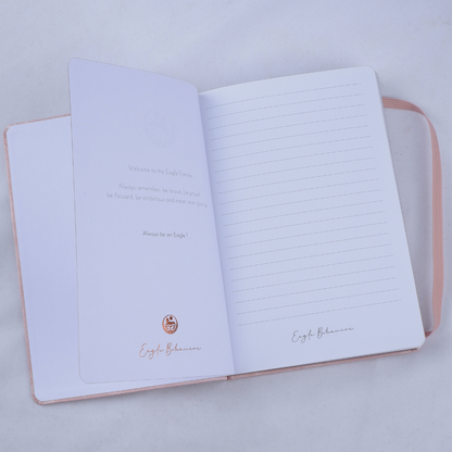 Carnet de luxe “Amina” – Satin Rose Gold & Emblème Ichkérien | Grâce Silencieuse & Pouvoir Intérieur