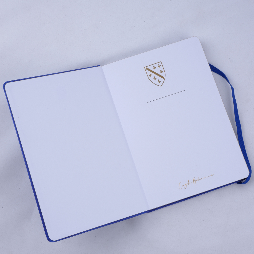 Carnet de luxe “Hava” – Satin Bleu Royal & Fleurs de Lys Dorées | Élégance Slavo-Balkanique