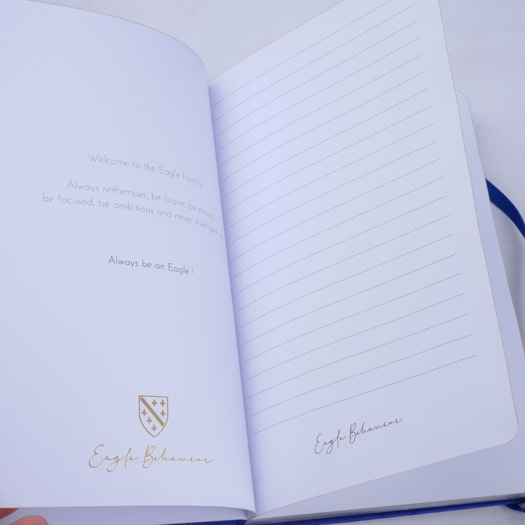 Carnet de luxe “Hava” – Satin Bleu Royal & Fleurs de Lys Dorées | Élégance Slavo-Balkanique