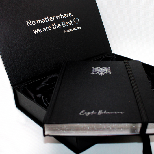 Carnet de luxe “Shqiponja” – Satin Noir Profond & Aigle Albanais Pailleté Argenté | L’Âme Silencieuse de l’Aigle