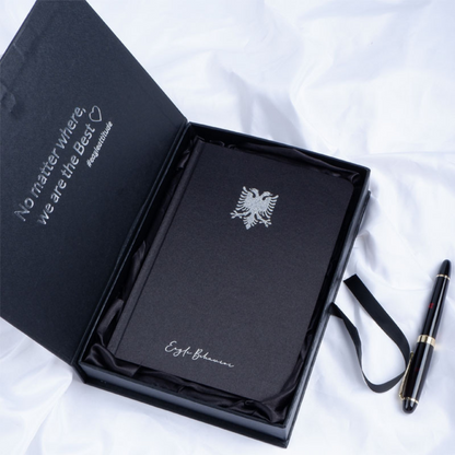 Carnet de luxe “Shqiponja” – Satin Noir Profond & Aigle Albanais Pailleté Argenté | L’Âme Silencieuse de l’Aigle