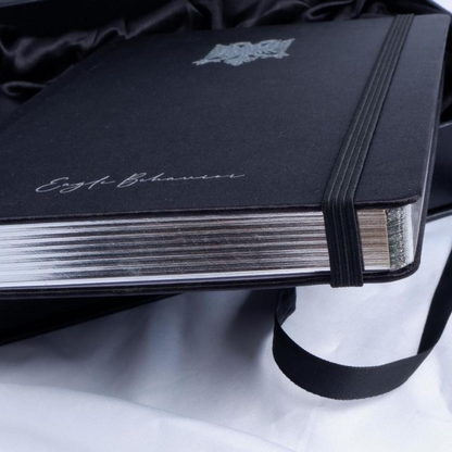 Carnet de luxe “Shqiponja” – Satin Noir Profond & Aigle Albanais Pailleté Argenté | L’Âme Silencieuse de l’Aigle