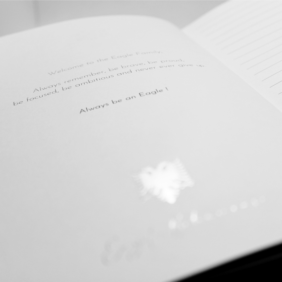 Carnet de luxe “Shqiponja” – Satin Noir Profond & Aigle Albanais Pailleté Argenté | L’Âme Silencieuse de l’Aigle